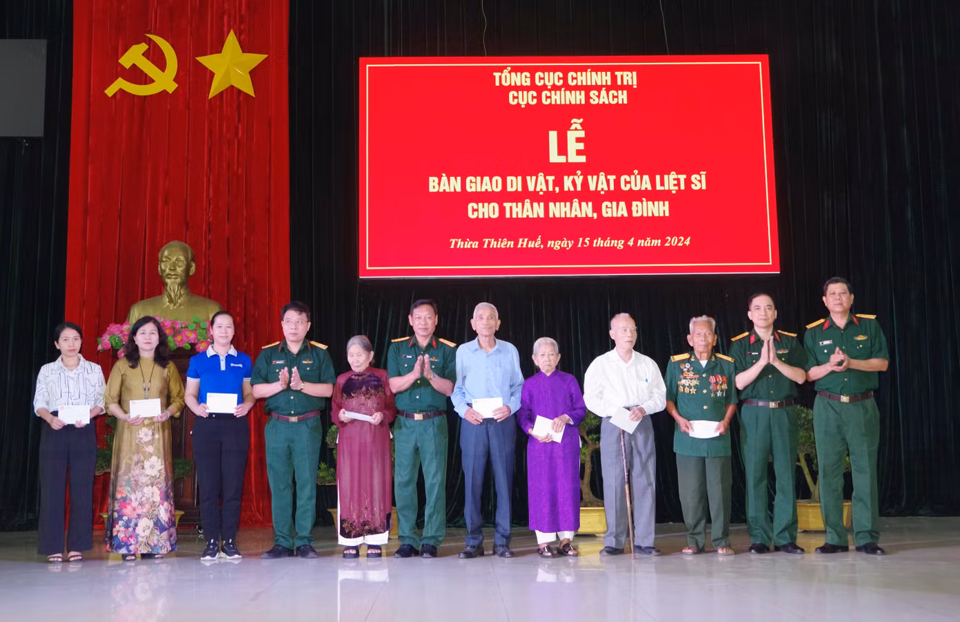 Tặng quà cho Anh hùng lực lượng vũ trang nhân dân và thân nhân người có công tiêu biểu trên địa bàn tỉnh TT-Huế.