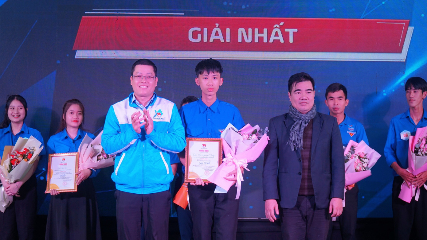 Trao giải nhất cuộc thi cho thí sinh Văn Hữu Hoàng Dũng (lớp 11B1, Trường THPT A Lưới, TT-Huế). Ảnh: N.V Trao giải nhất cuộc thi cho thí sinh Văn Hữu Hoàng Dũng (lớp 11B1, Trường THPT A Lưới, TT-Huế). Ảnh: N.V