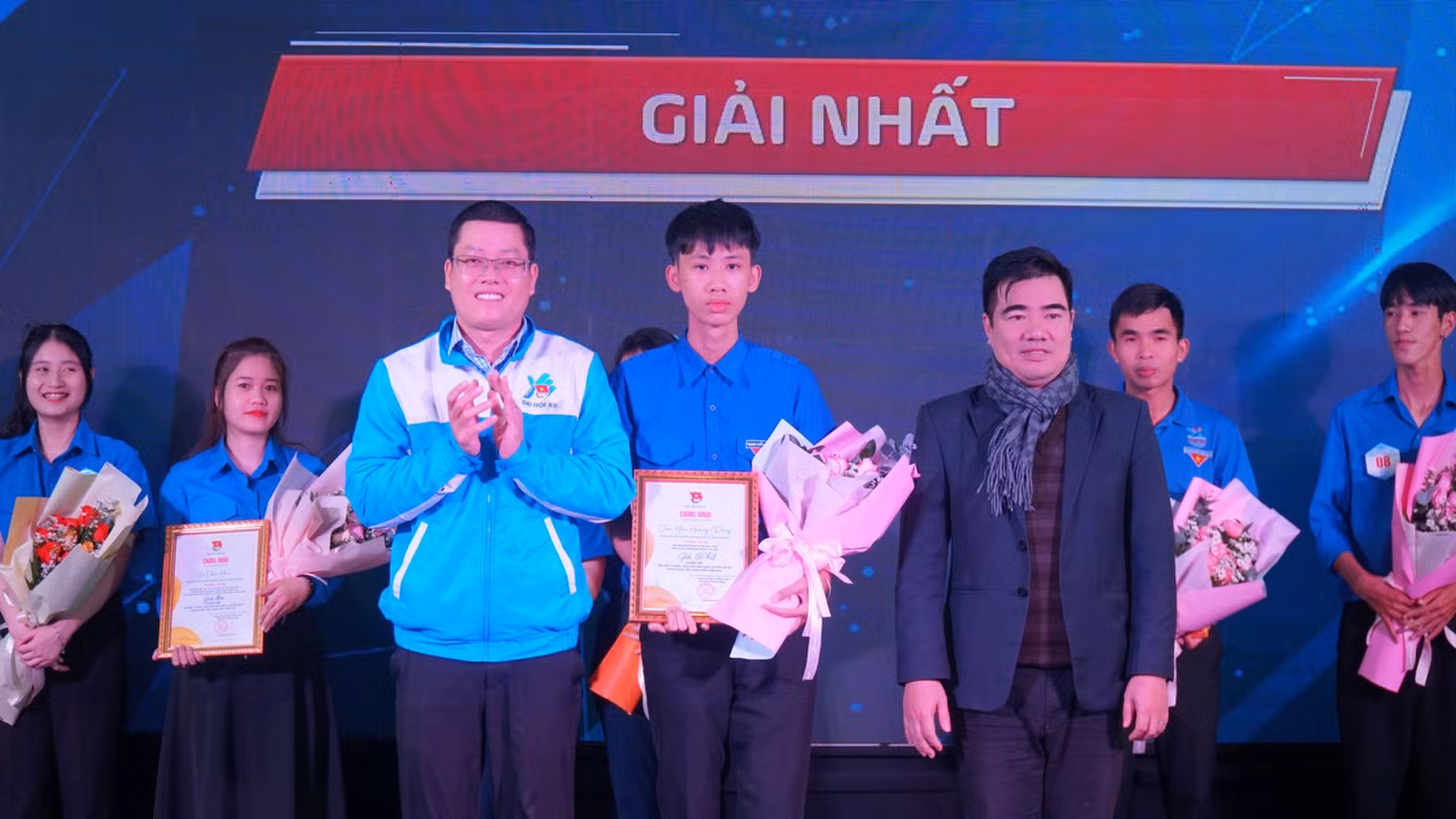 Trao giải nhất cuộc thi cho thí sinh Văn Hữu Hoàng Dũng (lớp 11B1, Trường THPT A Lưới, TT-Huế). Ảnh: N.V Trao giải nhất cuộc thi cho thí sinh Văn Hữu Hoàng Dũng (lớp 11B1, Trường THPT A Lưới, TT-Huế). Ảnh: N.V