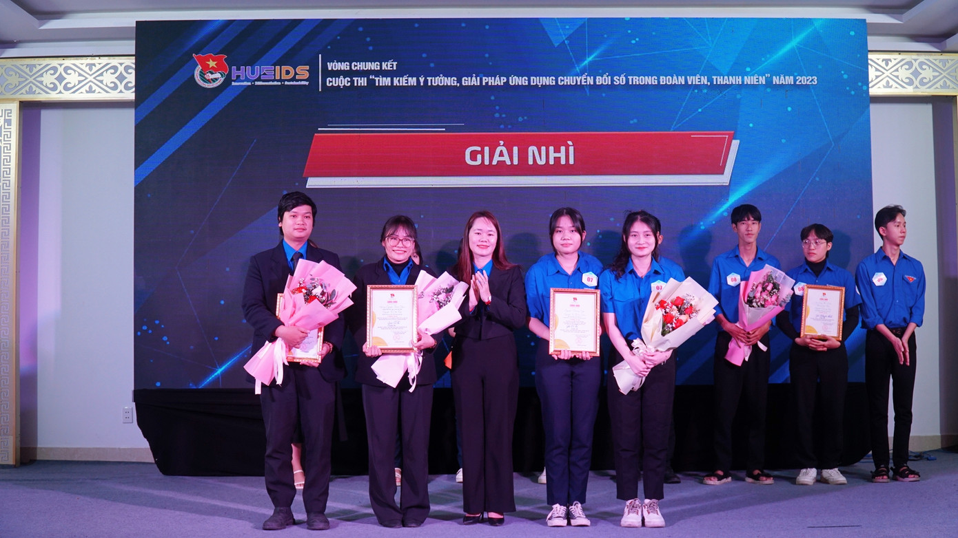 Nhóm thí sinh đạt giải nhì cuộc thi. Nhóm thí sinh đạt giải nhì cuộc thi.