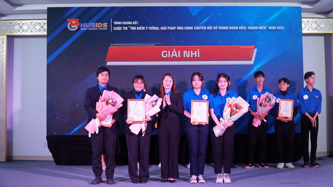 Nhóm thí sinh đạt giải nhì cuộc thi. Nhóm thí sinh đạt giải nhì cuộc thi.