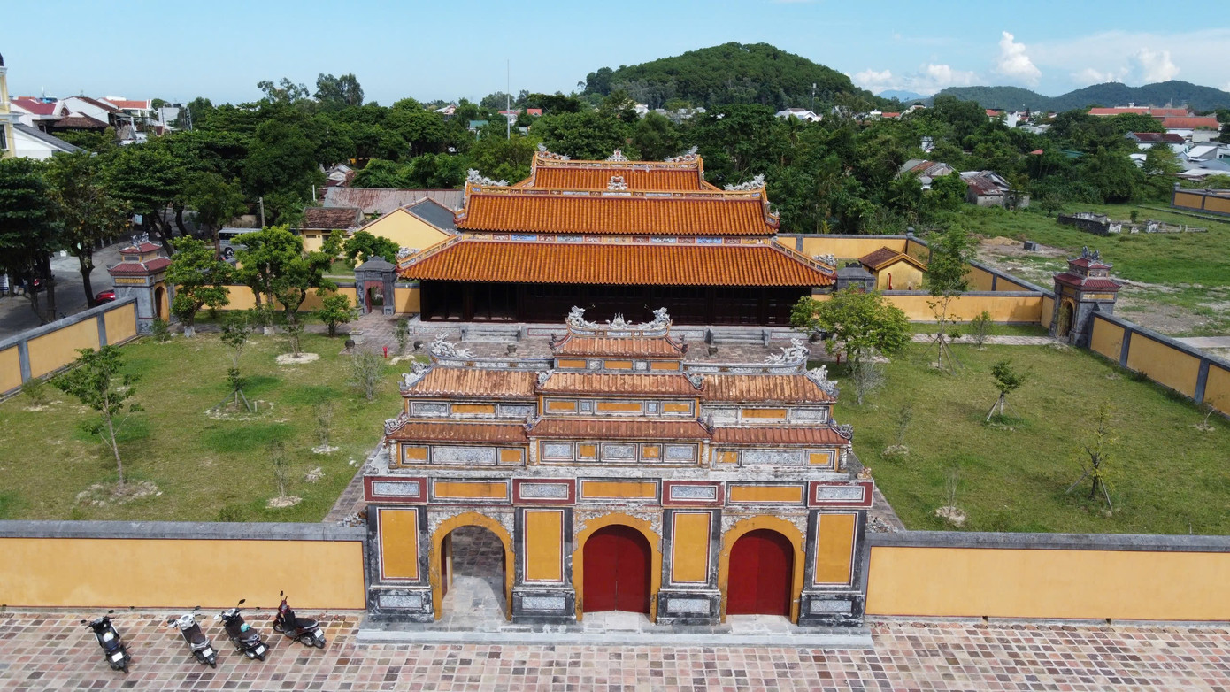 So với những khu sơn lăng khác của các vị vua triều Nguyễn, quy mô của di tích An Lăng khá khiêm tốn, với diện tích khoảng 6ha, nằm ở khu vực hạ nguồn sông Hương.