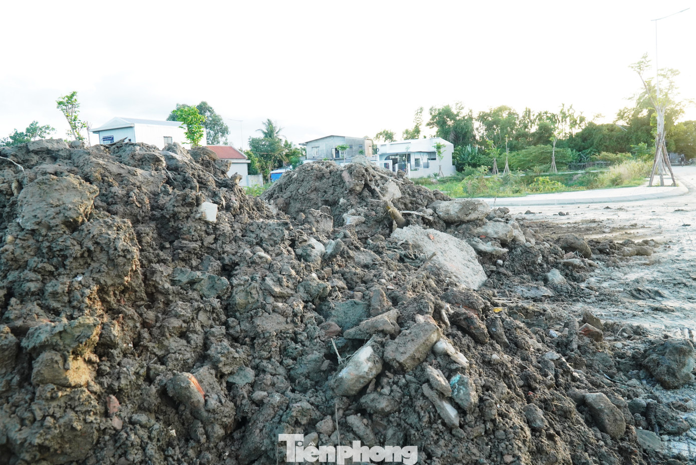 “Sở dĩ một số lượng vật chất lẫn nhiều khối bê tông, bùn đen nhão là do thuộc vị trí đường công vụ trước đây, giờ phải nạo vét. Chúng tôi sẽ cho kiểm tra thực tế. Nếu đất, cát nạo vét dùng nâng nền sân bóng lẫn nhiều đá, bê tông, rác thải nhựa sẽ yêu cầu đơn vị thi công xử lý, loại bỏ nhằm bảo đảm về môi trường và an toàn khi sử dụng”, ông Nguyễn Hữu Toàn giải thích.