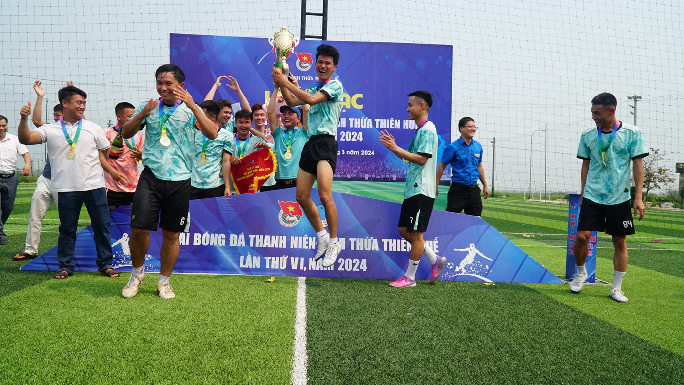 Cầu thủ đội Huyện Đoàn Phú Vang không giấu được sự phấn khích khi cầm trên tay cúp vô địch.