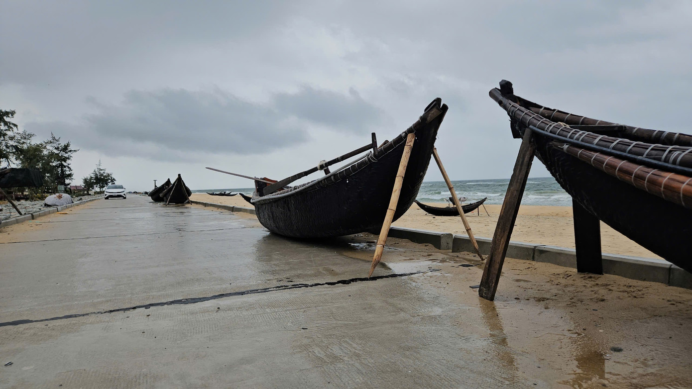 Thuyền nan bãi ngang tại huyện Phú Vang vào neo đậu ven bờ để tránh bão.