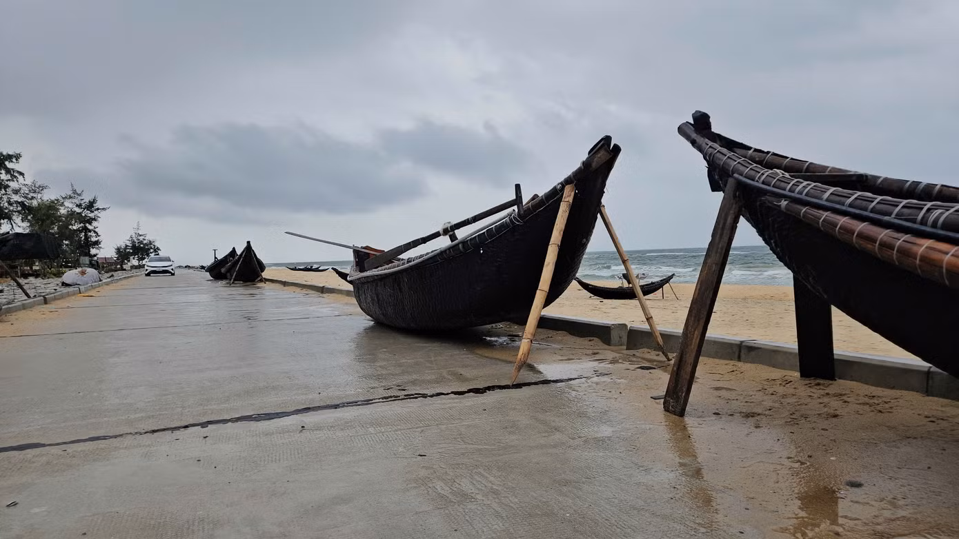 Thuyền nan bãi ngang tại huyện Phú Vang vào neo đậu ven bờ để tránh bão. Thuyền nan bãi ngang tại huyện Phú Vang vào neo đậu ven bờ để tránh bão.
