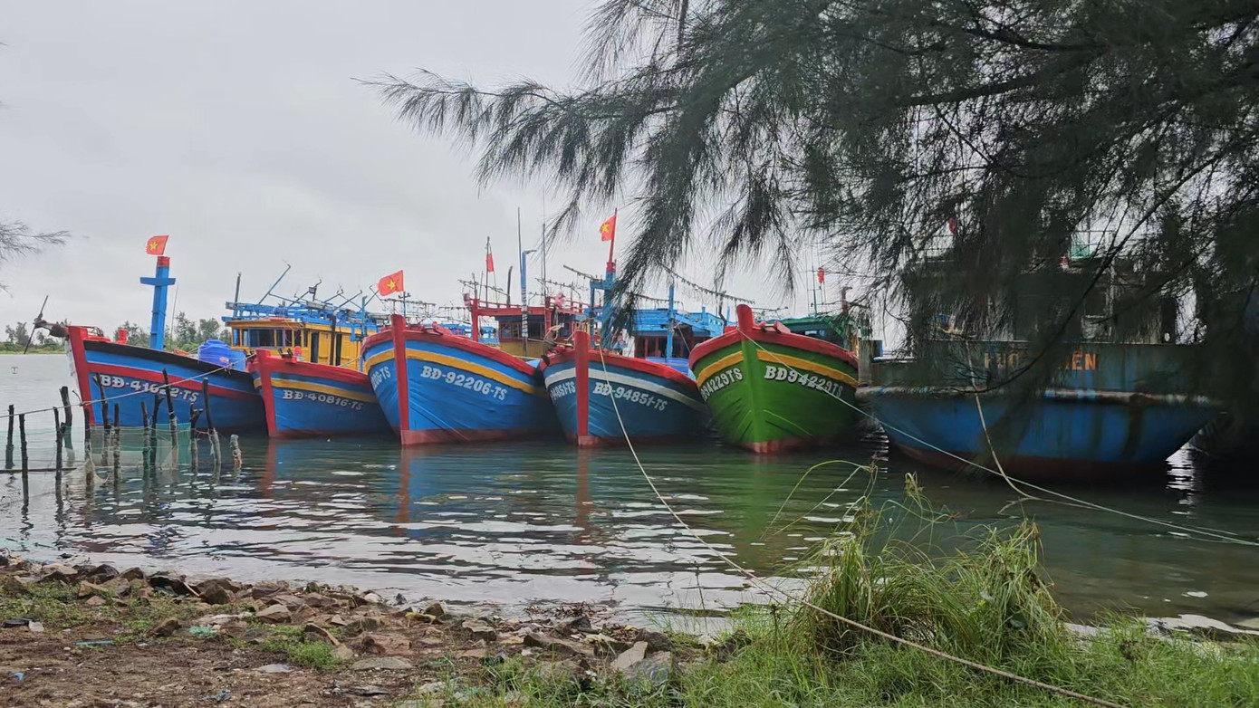 Gần như toàn bộ tàu cá tỉnh TT-Huế đã vào các bến, bãi neo đậu của địa phương này để trú tránh bão số 4.