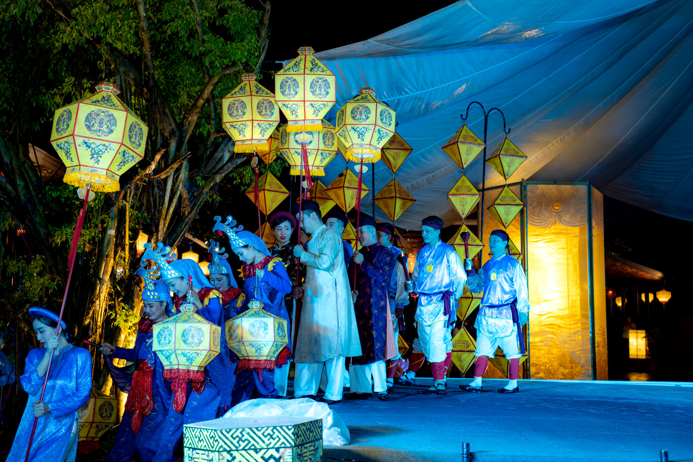 Bên cạnh không gian trưng bày đèn lồng, không gian hoài niệm Tết Trung thu xưa, không gian diễn xướng, các trò chơi cung đình, trải nghiệm làm đèn lồng, con giống bột và các chương trình đón hội trăng rằm…, còn có hoạt động rước đèn lồng từ di tích Ngọ môn - Đại nội Huế đến đường Lê Huân, Thành nội Huế. (Ảnh: Đình Hoàng)