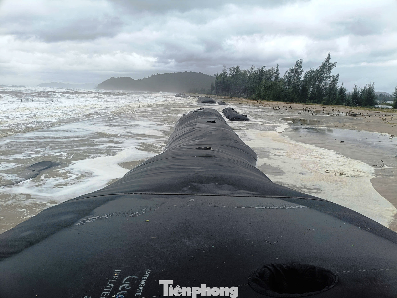 Tình trạng sạt lở bờ biển nghiêm trọng còn xảy ra tại khu vực xã Giang Hải, Vinh Hiền (huyện Phú Lộc, TT-Huế). Nước biển dâng cao đã tràn qua bờ kè đổ vào rừng phòng hộ, ruộng đồng bên trong.