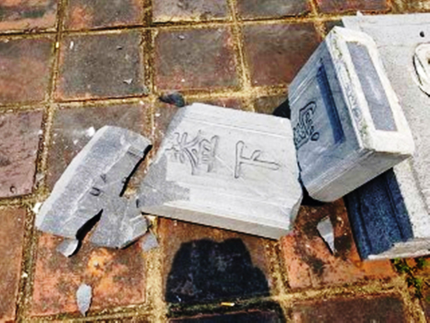 Tấm bia đá “Khuynh cái hạ mã” đặt phía bên phải di tích kiến trúc Phu Văn Lâu (TP Huế) bất ngờ bị vỡ gãy, đổ ngã không rõ nguyên nhân. Ảnh: Minh Hiền