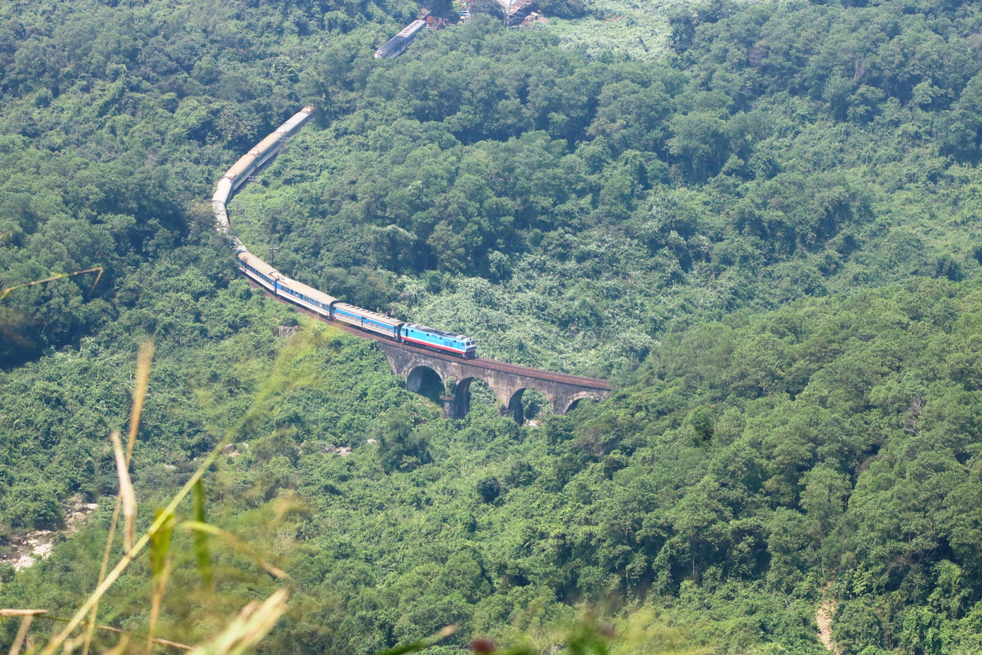 Đoàn tàu kết nối di sản Huế - Đà Nẵng đi qua những cung đường tuyệt đẹp.