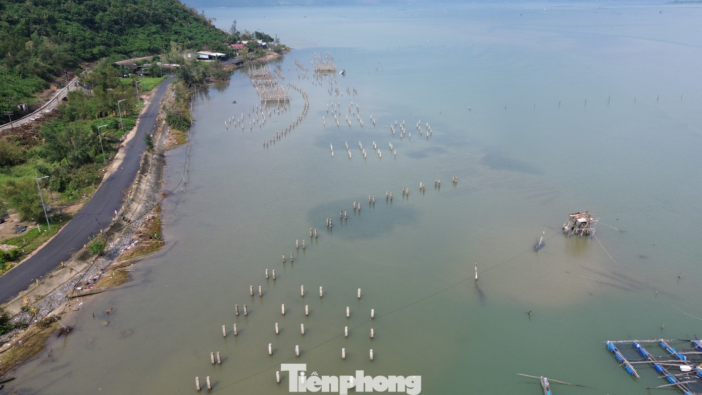 Tại đầm Lập An (thị trấn Lăng Cô, huyện Phú Lộc, tỉnh TT-Huế), từ nhiều năm nay tồn tại một bãi cọc bê tông dài cả cây số chạy theo khu vực bờ phía tây thuộc tổ dân phố Hải Vân. Nhiều du khách đến tham quan Lăng Cô và thậm chí ngay cả người dân địa phương không biết bãi cọc khổng lồ này xây dựng nhằm phục vụ vào mục đích gì. Tuy nhiên, có một thực tế, sự tồn tại của bãi cọc dài cả cây số, với hàng nghìn chiếc cọc bê tông to lớn cắm xuống mặt nước đầm Lập An hiện gây ảnh hưởng mỹ quan, môi trường của danh thắng này.