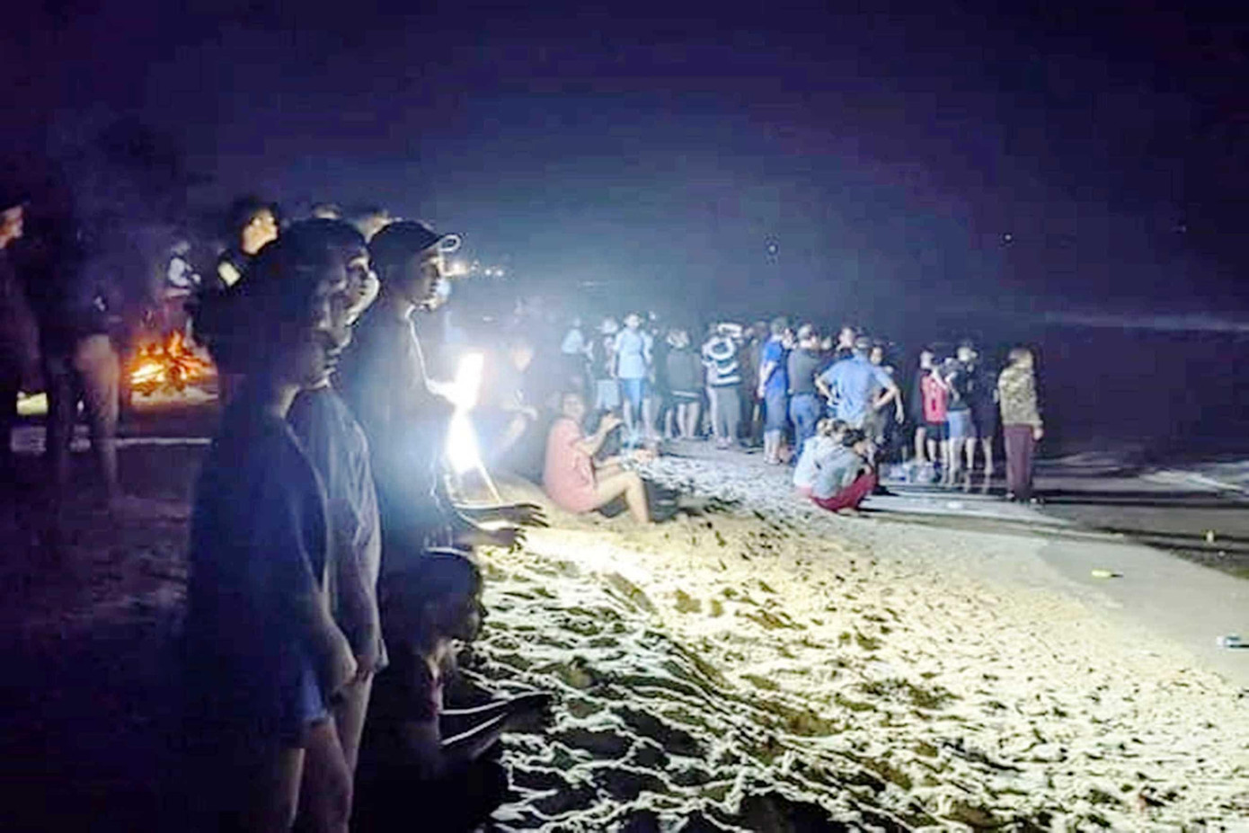 Nhiều người đổ xô ra bãi biển ngóng tin cứu hộ học sinh bị sóng cuốn Nhiều người đổ xô ra bãi biển ngóng tin cứu hộ học sinh bị sóng cuốn