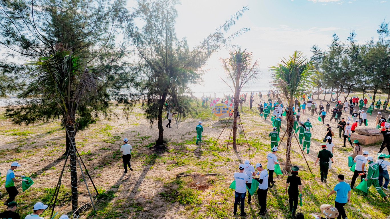 Ra quân làm vệ sinh, xử lý môi trường ven biển TP Huế.