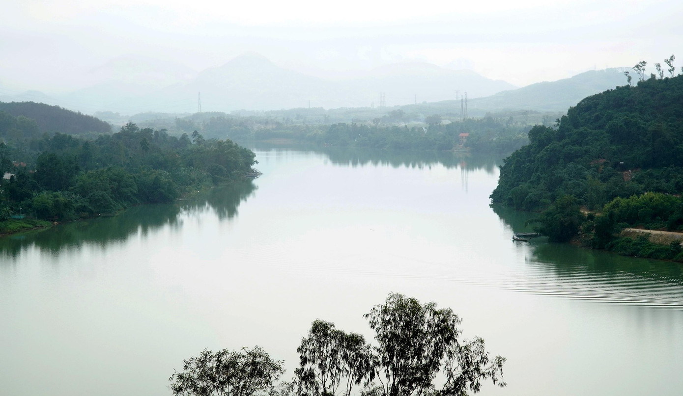 Đồi Vọng Cảnh tọa lạc ở vị trí đặc biệt ven sông, xung quanh là vùng lăng tẩm của các vua chúa nhà Nguyễn, bên kia sông chếch về thượng nguồn là di tích điện Hòn Chén nổi tiếng.