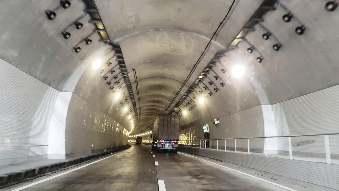 Xe cộ lưu thông bên trong ống hầm Hải Vân 2 vừa hoàn thành đầu tư, đưa vào vận hành từ tháng 1/2021 vừa qua.