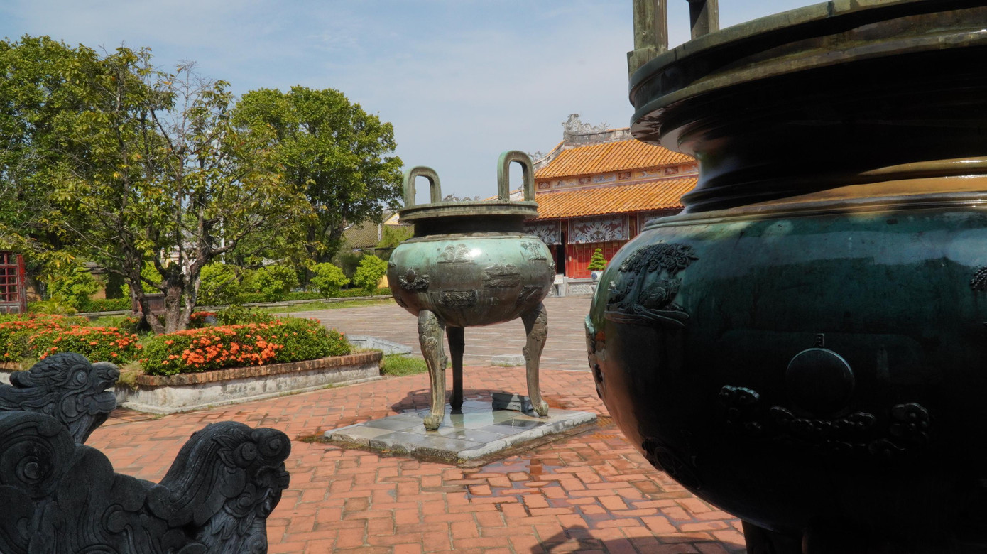 Cửu đỉnh còn là những bản hiện vật nguyên gốc và cũng là bản duy nhất (độc bản). Từ khi được hình thành, Cửu đỉnh chưa từng được sửa chữa, dù chỉ một chi tiết nhỏ. Vì vậy, chúng có giá trị độc bản và không thể thay thế.