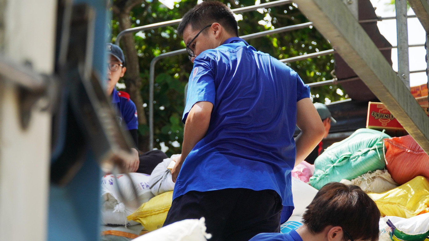 Những tấm áo xanh của tuổi trẻ Huế ướt sũng mồ hôi giữa trưa hè tình nguyện vì đồng bào TPHCM yêu thương