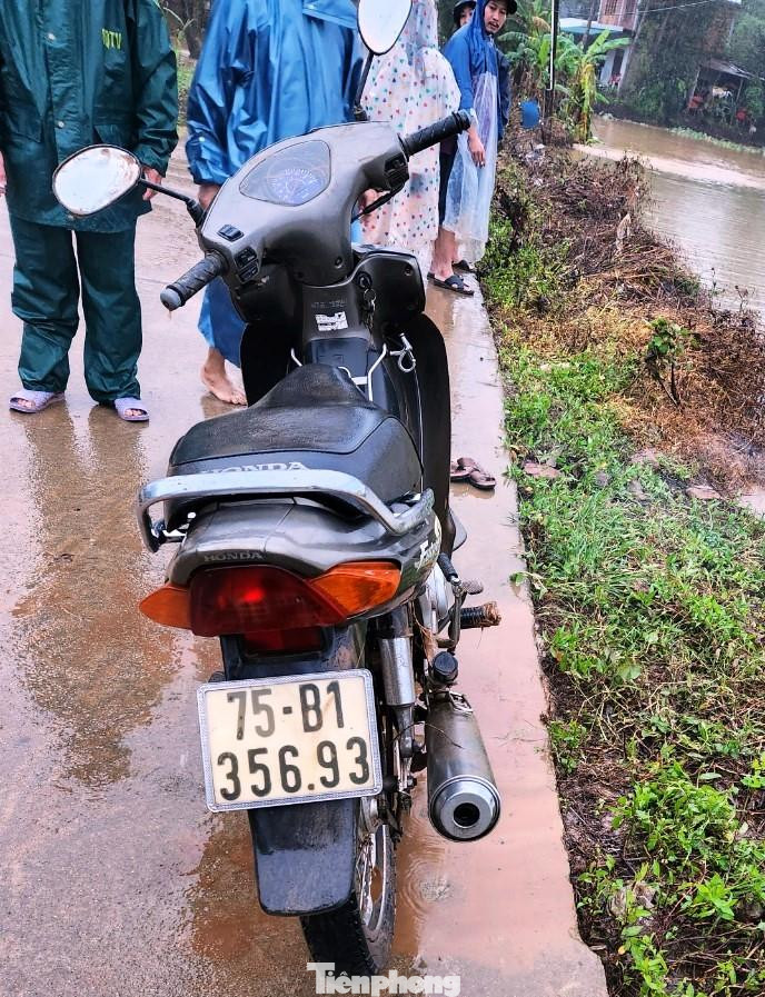 Chiếc xe gắn máy của nạn nhân cũng được phát hiện gần hiện trường tai nạn. Ảnh CTV