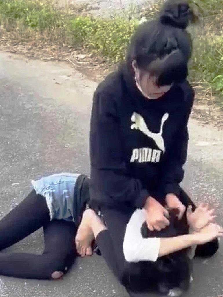 Nữ sinh Trường THCS Nguyễn Chí Diểu (TP Huế) do mâu thuẫn trên mạng xã hội, sau đó hẹn gặp và đánh nhau giữa đường gây xôn xao dư luận Nữ sinh Trường THCS Nguyễn Chí Diểu (TP Huế) do mâu thuẫn trên mạng xã hội, sau đó hẹn gặp và đánh nhau giữa đường gây xôn xao dư luận