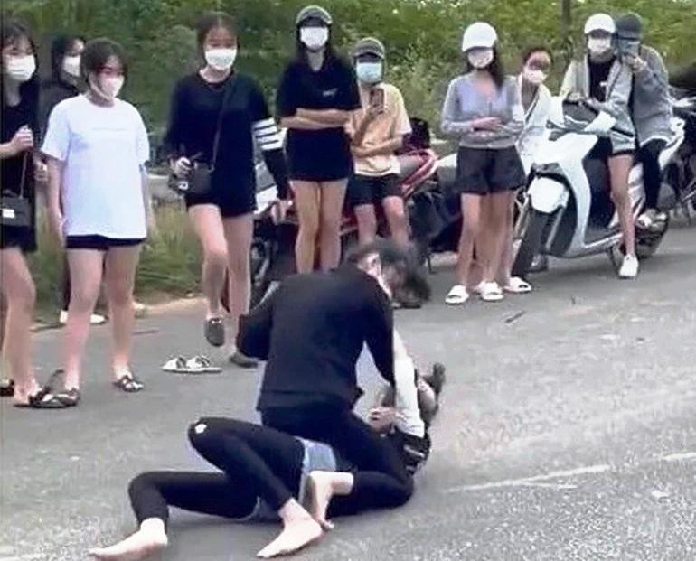 Học sinh khi chứng kiến bạn cùng trường đánh nhau đã không can ngăn mà còn cổ súy cho hành vi bạo lực xảy ra bên ngoài trường học này Học sinh khi chứng kiến bạn cùng trường đánh nhau đã không can ngăn mà còn cổ súy cho hành vi bạo lực xảy ra bên ngoài trường học này