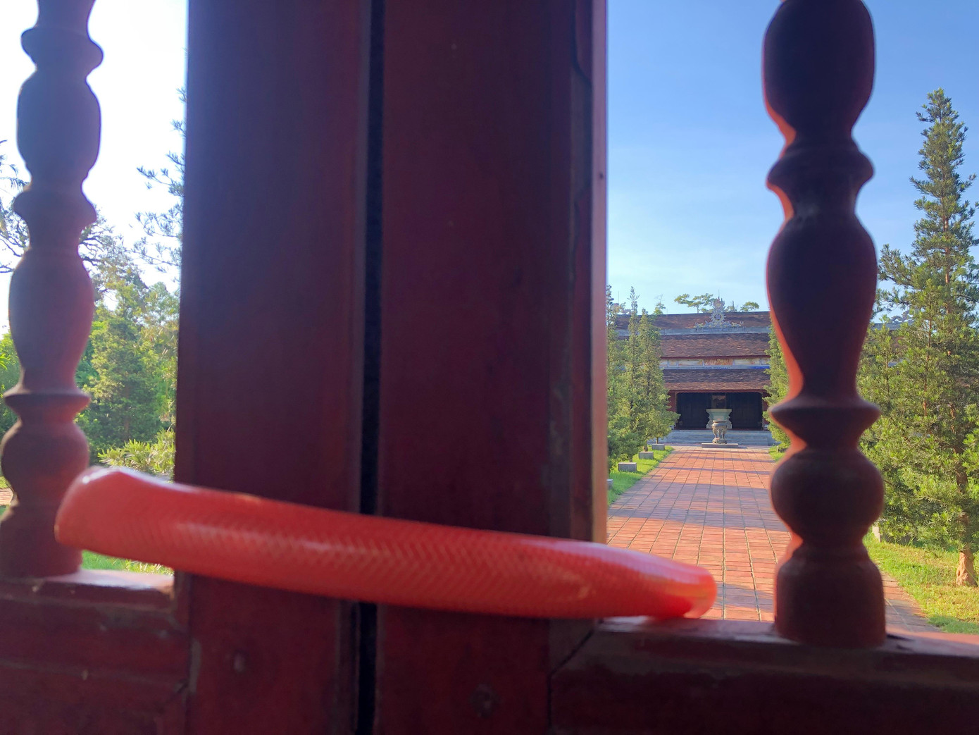 Cửa chính dẫn vào chính điện của ngôi chùa Linh Mụ được khóa kín