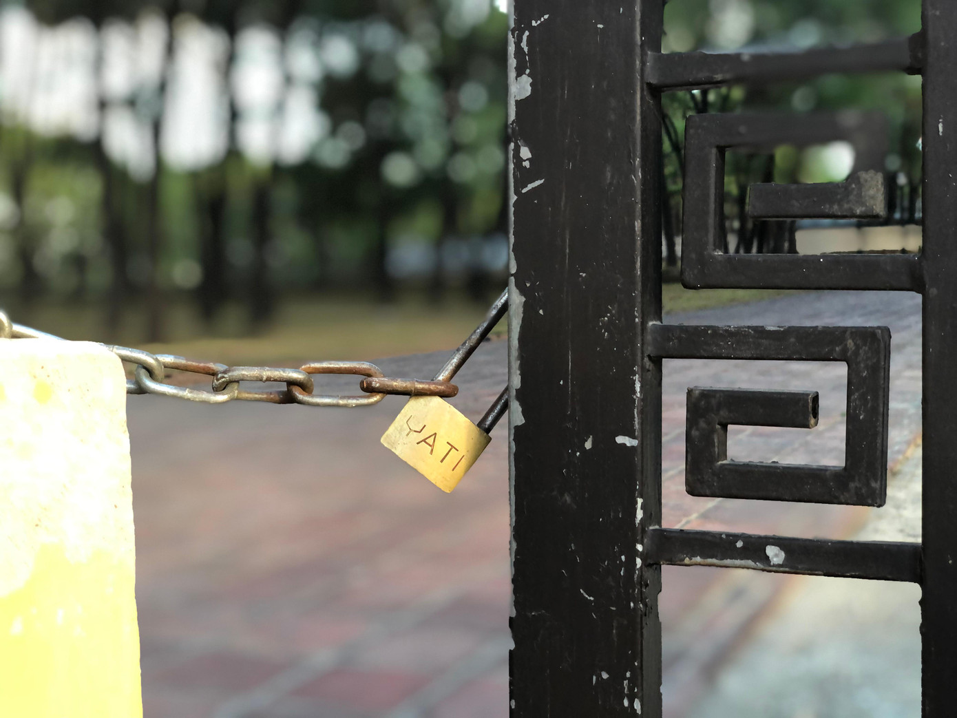 Giăng xích, khóa cổng vào di tích đàn Nam Giao