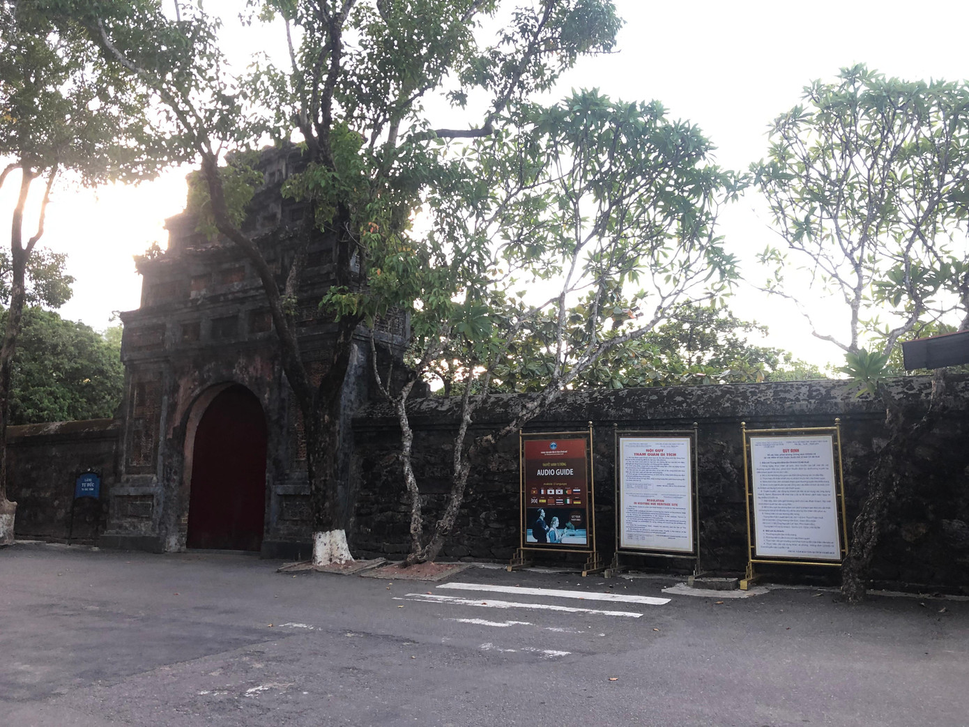 Lăng Tự Đức, hay còn gọi là Khiêm lăng tọa lạc tại phường Thủy Xuân, TP Huế, là điểm tham quan di tích luôn hút khách khi không có dịch bệnh. Thực hiện yêu cầu phòng, chống dịch của tỉnh TT-Huế, khu di tích ngừng tiếp nhận khách tham quan, kéo theo tình trạng đóng cửa, kinh doanh ế ẩm của loạt hàng quán nằm cạnh di tích này.