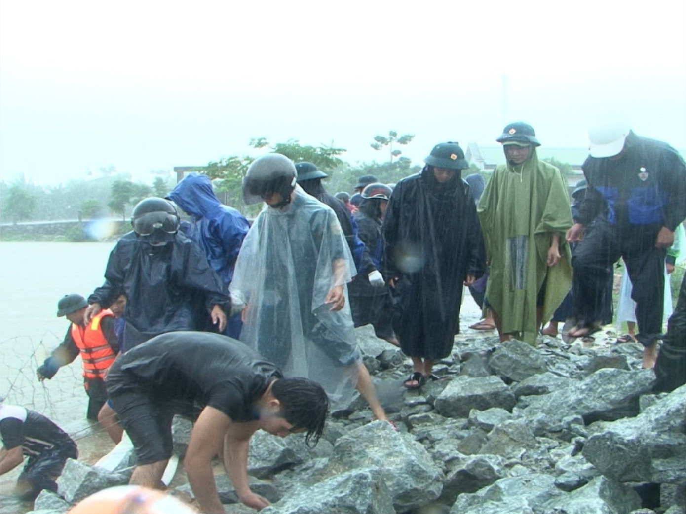 Tuyến đê ven phá Tam Giang thuộc xã Quảng Phước đã được cứu hộ thành công trước nguy cơ bị vỡ vào 16 giờ chiều 13/10.