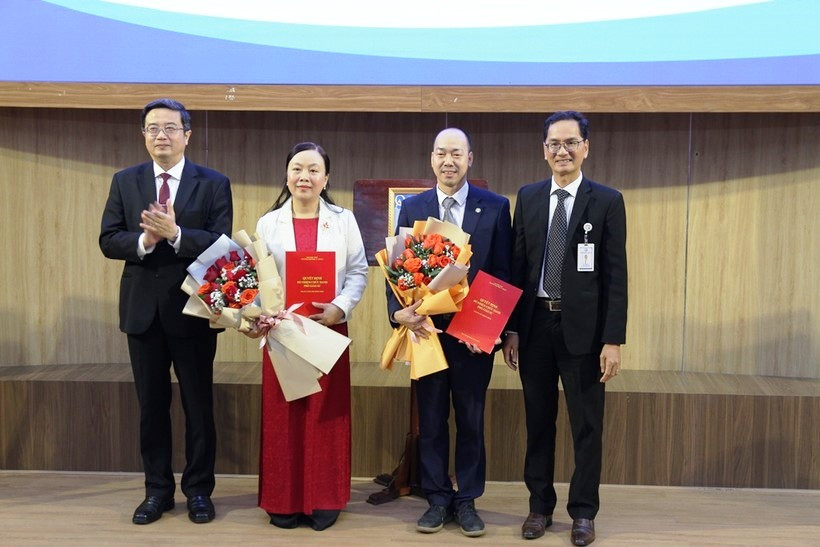 Trao quyết định bổ nhiệm chức danh PGS ngành Y học đối với bà Ngô Thị Minh Châu và ông Lê Trọng Bỉnh (giảng viên Trường ĐH Y dược Huế).