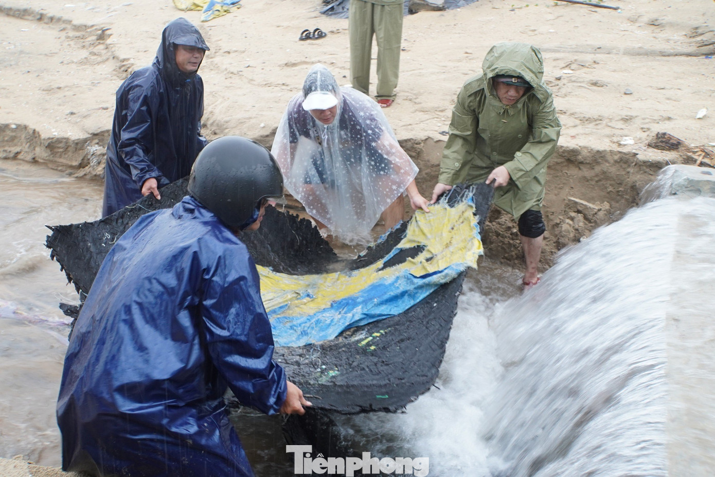 Cùng với Phú Diên, các xã Phú Thuận, Phú Hải cũng là những địa phương nằm trong khu vực báo động sạt lở, xâm thực bờ biển của huyện Phú Vang mỗi khi xảy ra mưa bão. Chính quyền các địa phương đã chủ động những phương án, sẵn sàng lực lượng ứng phó khi xảy ra sự cố sạt lở, xâm thực bờ biển.