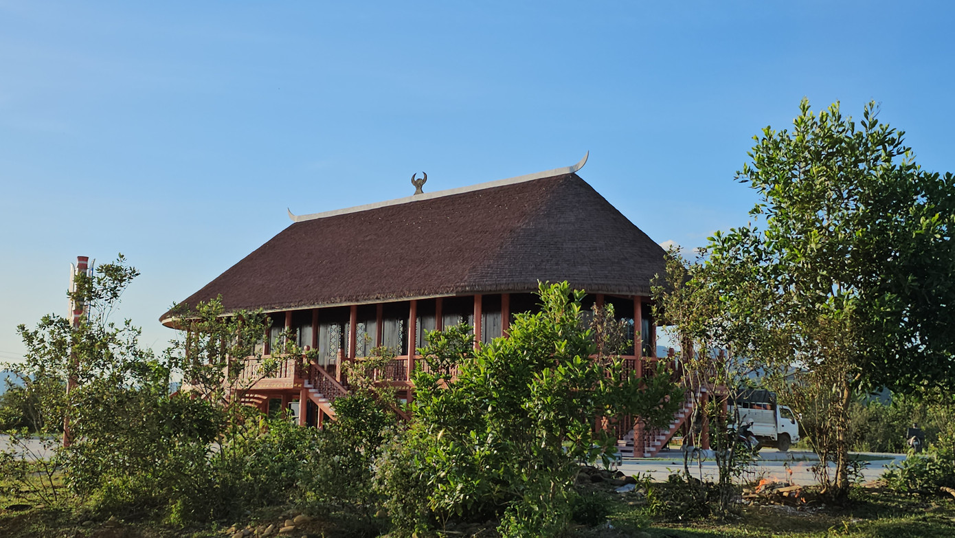 Dự án gồm tổ hợp khối nhà sinh hoạt cộng đồng chung các dân tộc thiểu số, nhà sàn truyền thống của đồng bào Cơ Tu, Tà Ôi, Pa Cô và các hạng mục sân, vườn, cây xanh, đường giao thông, điện, nước, trang trí cảnh quan, đường sá, được xây dựng trên tổng diện tích 5 ha. Dự án gồm tổ hợp khối nhà sinh hoạt cộng đồng chung các dân tộc thiểu số, nhà sàn truyền thống của đồng bào Cơ Tu, Tà Ôi, Pa Cô và các hạng mục sân, vườn, cây xanh, đường giao thông, điện, nước, trang trí cảnh quan, đường sá, được xây dựng trên tổng diện tích 5 ha.