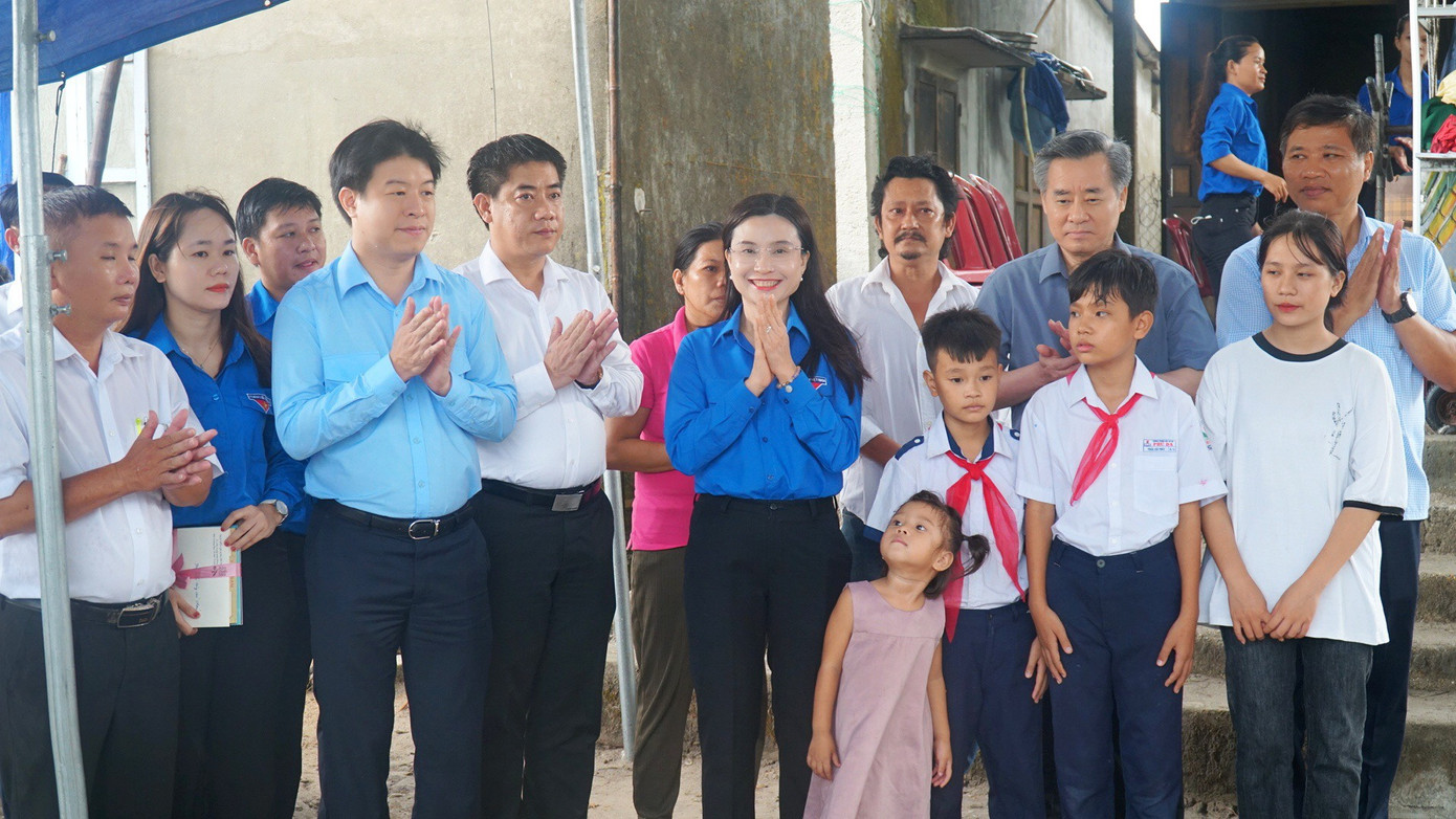 Theo chị Nguyễn Phạm Duy Trang - Bí thư T.Ư Đoàn, Chủ tịch Hội đồng Đội T.Ư, đây sẽ là động lực để học sinh có hoàn cảnh khó khăn nỗ lực, rèn luyện vươn lên trong học tập. Theo chị Nguyễn Phạm Duy Trang - Bí thư T.Ư Đoàn, Chủ tịch Hội đồng Đội T.Ư, đây sẽ là động lực để học sinh có hoàn cảnh khó khăn nỗ lực, rèn luyện vươn lên trong học tập.