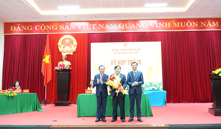 Ông Phan Công Mẫn (giữa) trở thành Chủ tịch UBND huyện Phú Lộc mới.