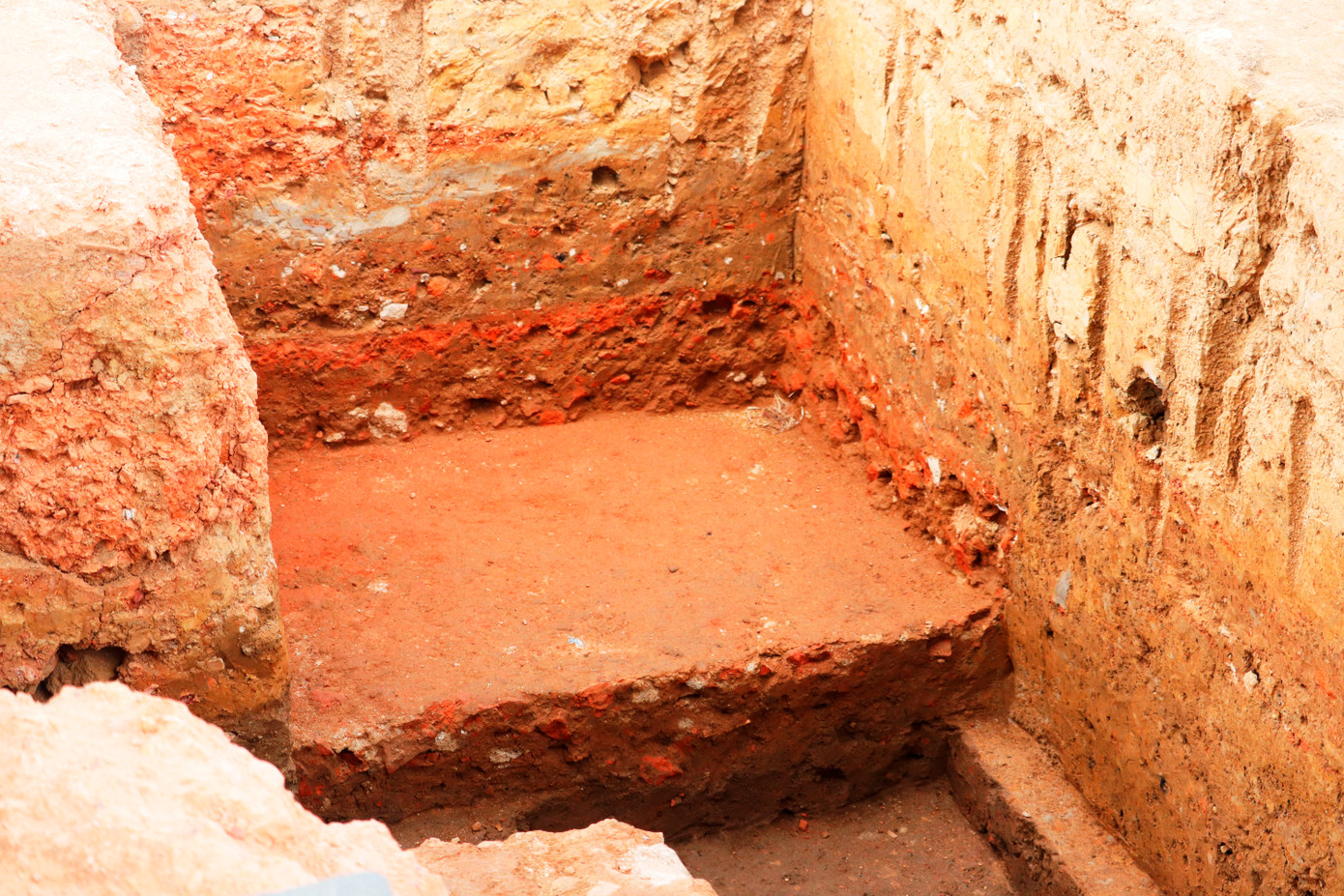 Bên cạnh đó, tại các hố đào cũng xuất lộ các dấu tích nền móng của công trình di tích điện Cần Chánh. (Ảnh: Ngọc Văn)