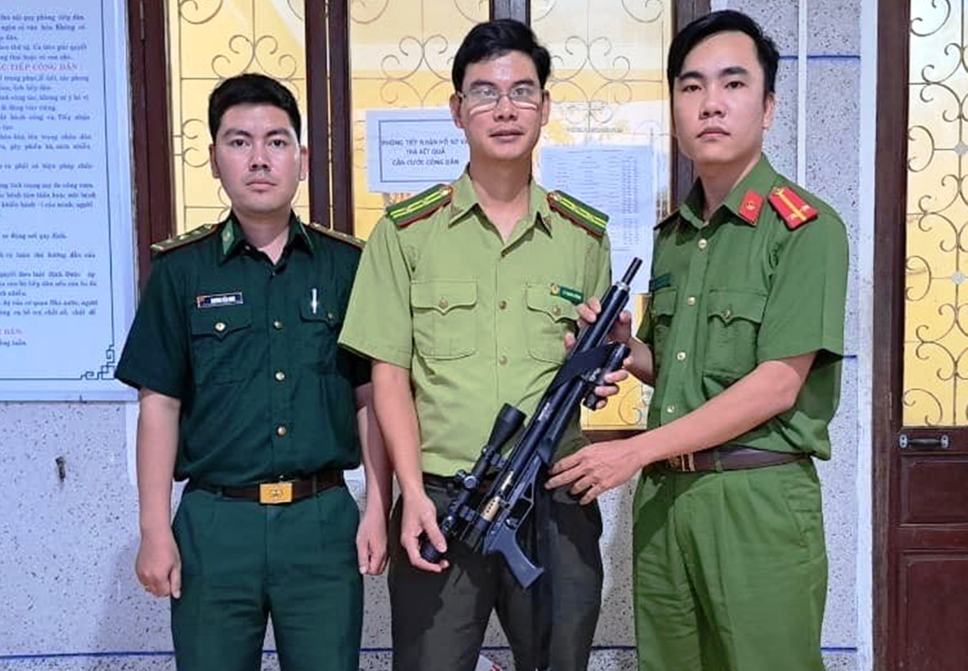 Đại diện cơ quan kiểm lâm bàn giao súng phát hiện, thu giữ trong rừng sâu cho công an (Ảnh: KLCC).