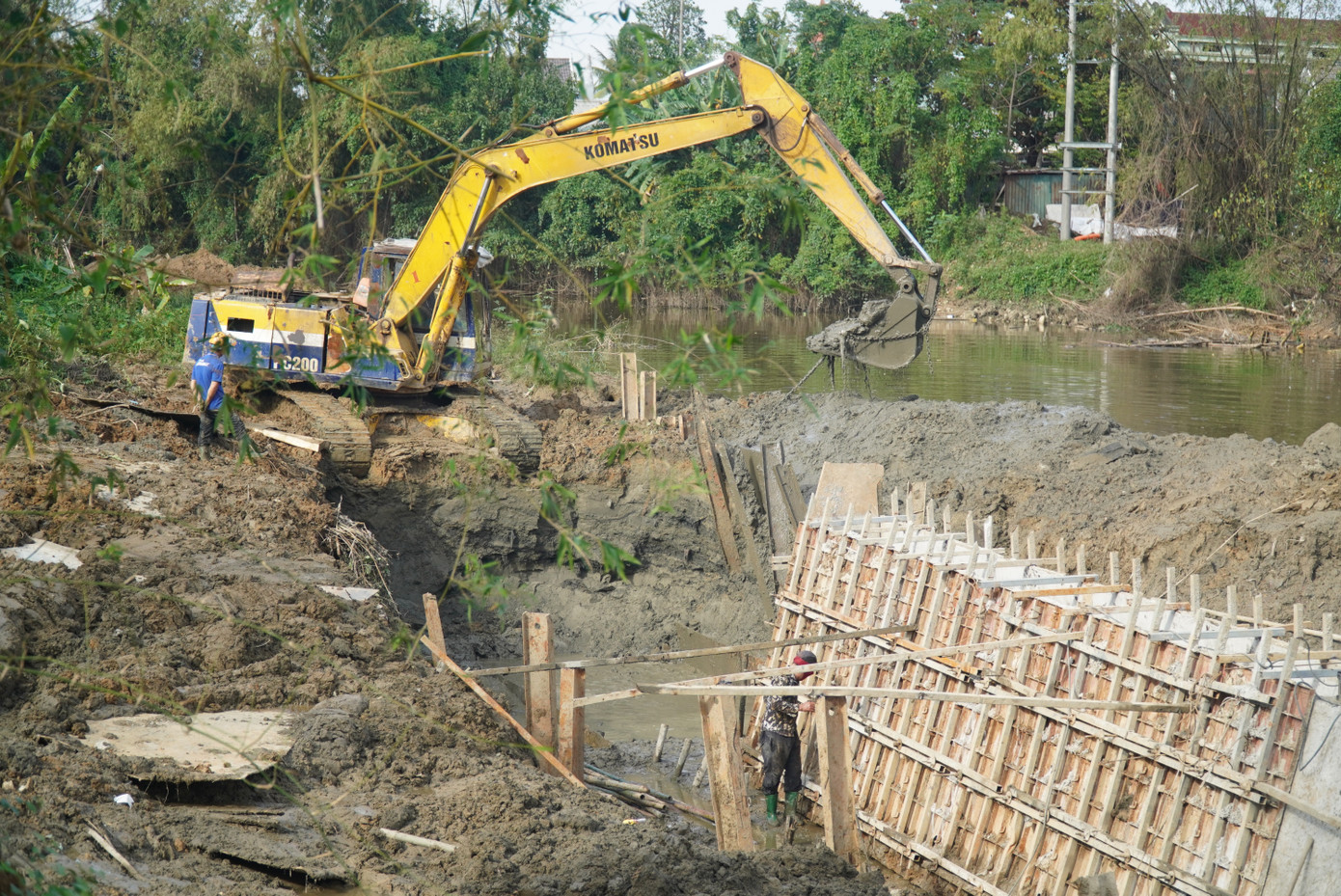 Tại dự án cải thiện môi trường nước TP. Huế (giai đoạn 2), phương tiện máy móc, công nhân vẫn tích cực làm việc sau nhiều ngày tạm ngưng hoạt động do mưa rét kéo dài vào thời điểm cuối năm. Tại dự án cải thiện môi trường nước TP. Huế (giai đoạn 2), phương tiện máy móc, công nhân vẫn tích cực làm việc sau nhiều ngày tạm ngưng hoạt động do mưa rét kéo dài vào thời điểm cuối năm.