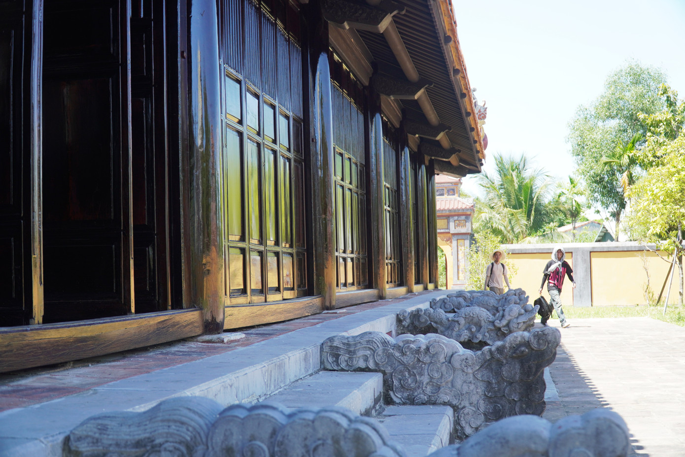 Bậc thềm đá và vật trang trí phía trước điện Long Ân.