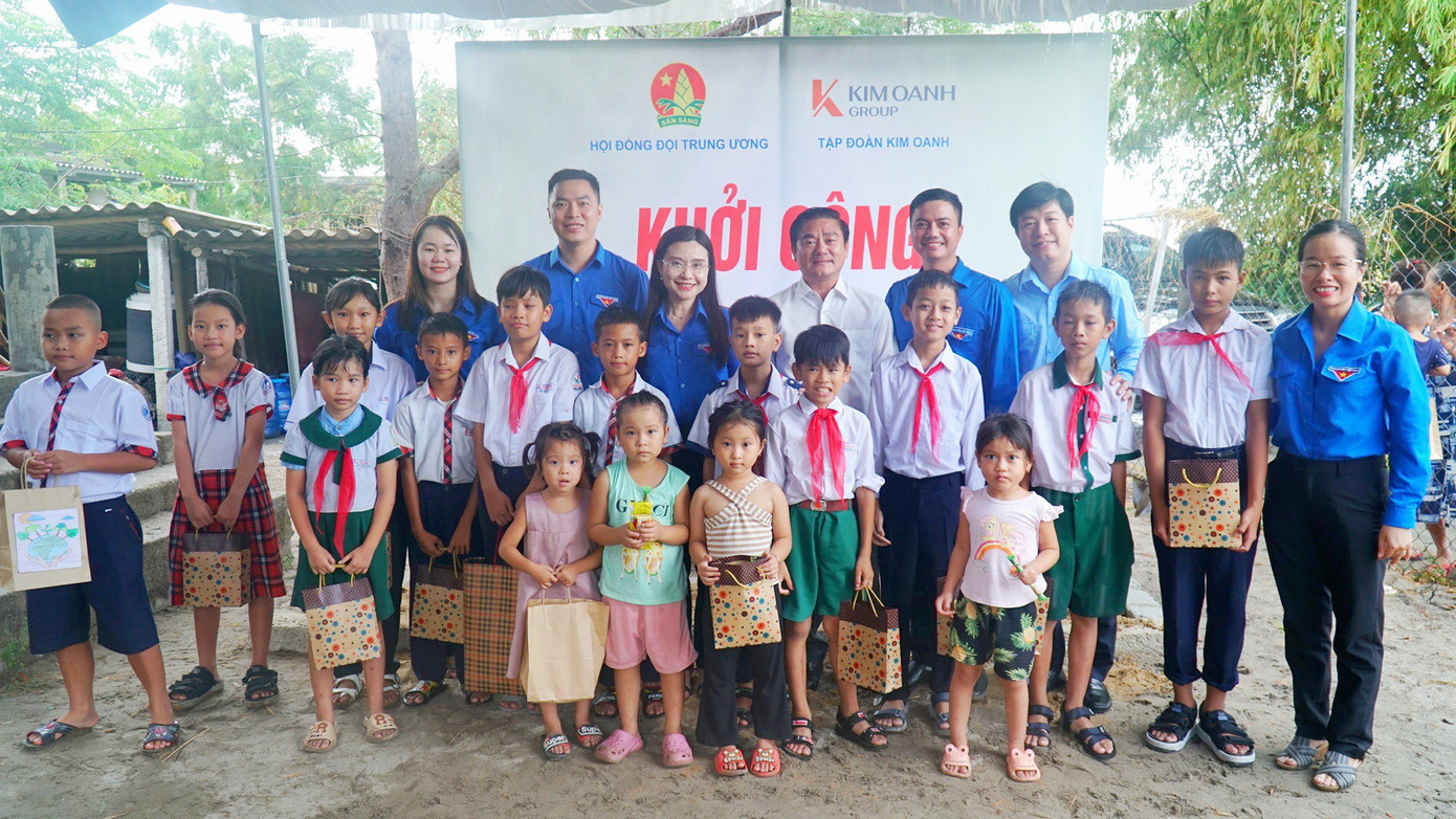 Tặng quà cho học sinh, thiếu nhi huyện Phú Vang, tỉnh TT-Huế. Tặng quà cho học sinh, thiếu nhi huyện Phú Vang, tỉnh TT-Huế.