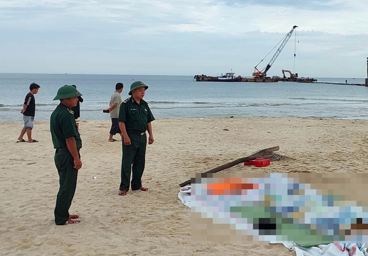 Thi thể anh L. đã được lực lượng chức năng tìm thấy, đưa vào bờ để bàn giao cho gia đình lo hậu sự. Ảnh: V.T Thi thể anh L. đã được lực lượng chức năng tìm thấy, đưa vào bờ để bàn giao cho gia đình lo hậu sự. Ảnh: V.T