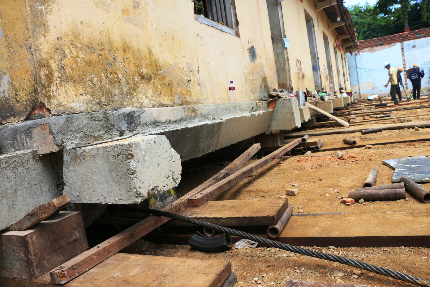 Trước đó, “thần đèn” Nguyễn Văn Cư từng di chuyển, xử lý sự cố nghiêng lún nhiều công trình nặng hàng nghìn tấn tại nhiều nơi trong cả nước.
