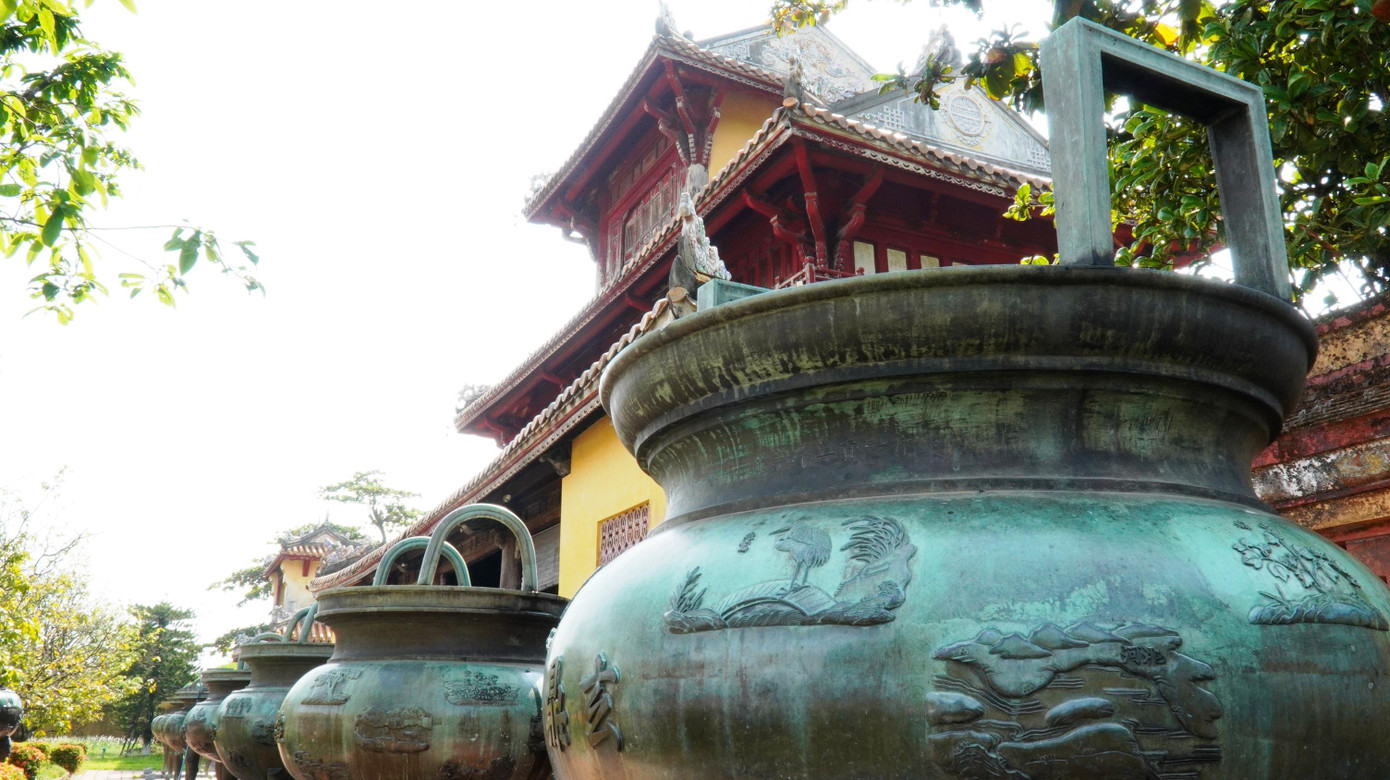 Trên mỗi thân đỉnh được đúc tạo và khắc nổi những họa tiết hoa văn, chữ viết sống động như nêu trên đã thể hiện trình độ cao, tay nghề tinh xảo của những nghệ nhân đúc đồng dưới thời nhà Nguyễn. Theo giới chuyên môn về bảo tồn văn hóa, 9 chiếc đỉnh đồng cổ này rất xứng đáng là những tác phẩm nghệ thuật tạo hình độc đáo bậc nhất của Việt Nam.