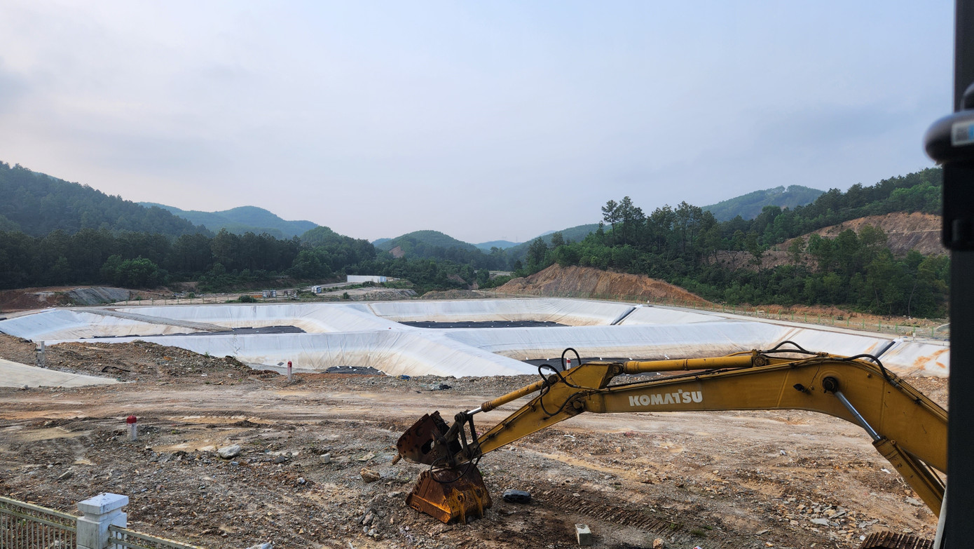 Bãi chôn lấp tro bay của nhà máy. Ảnh: Ngọc Văn