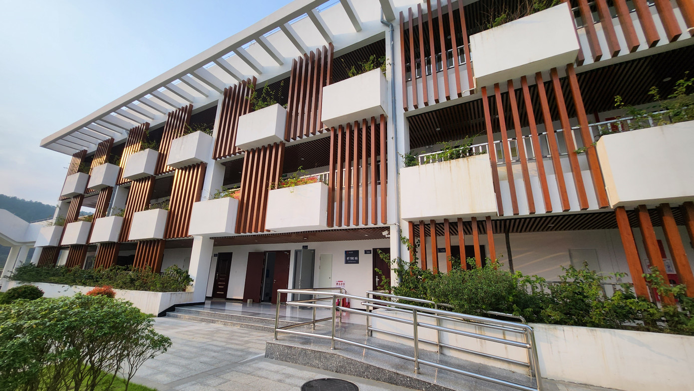 Khu ký túc xá nằm trong khuôn viên nhà máy dành cho chuyên gia, kỹ sư, công nhân. Ảnh: Ngọc Văn