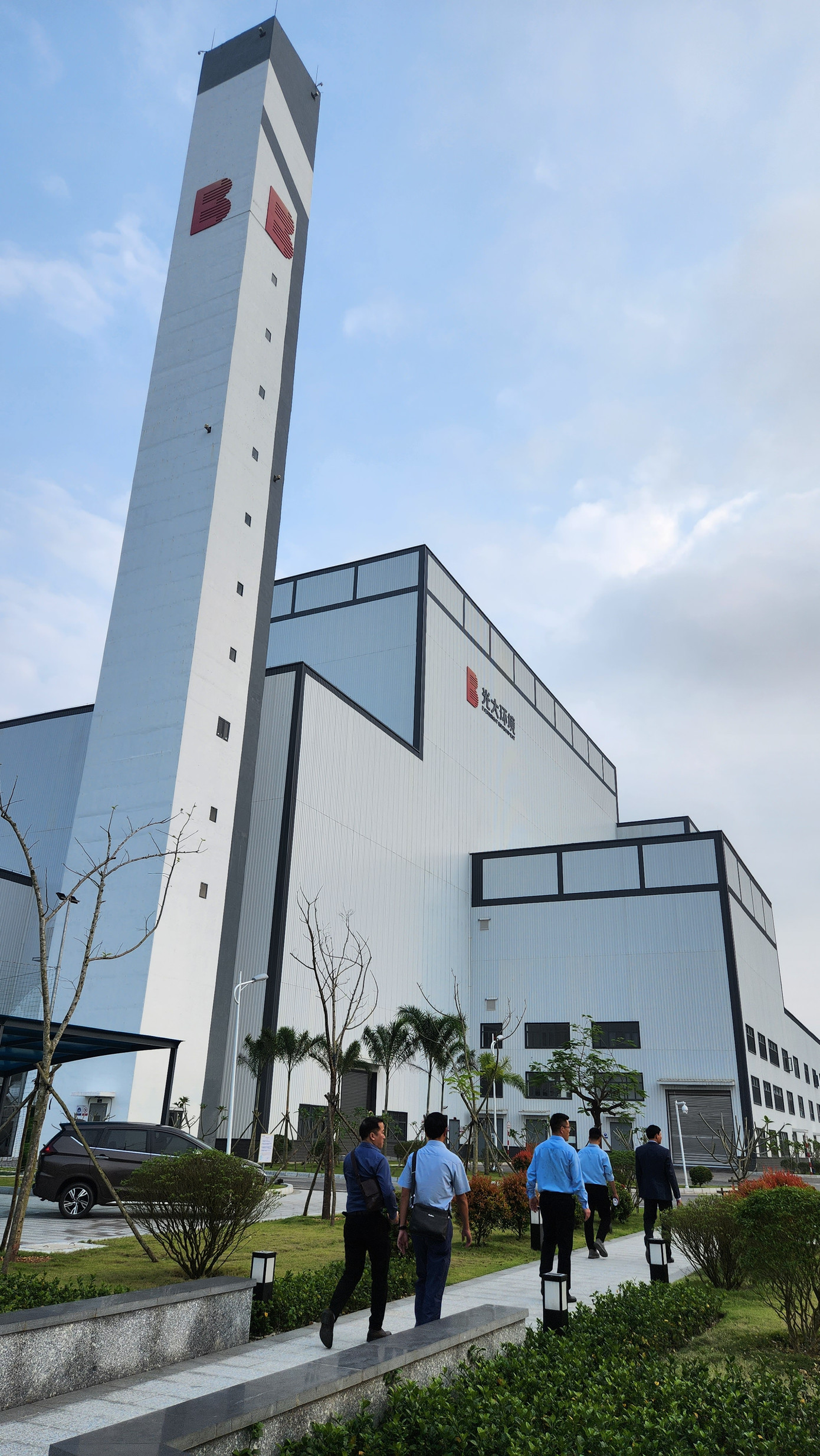 Theo đó, nhà máy được sử dụng công nghệ đốt rác bằng lò ghi đa cấp-phát điện phù hợp với Quy chuẩn QCVN 61MT/2016/BTNMT, tiêu chuẩn khí thải đáp ứng theo tiêu chuẩn châu Âu. Ảnh: Ngọc Văn