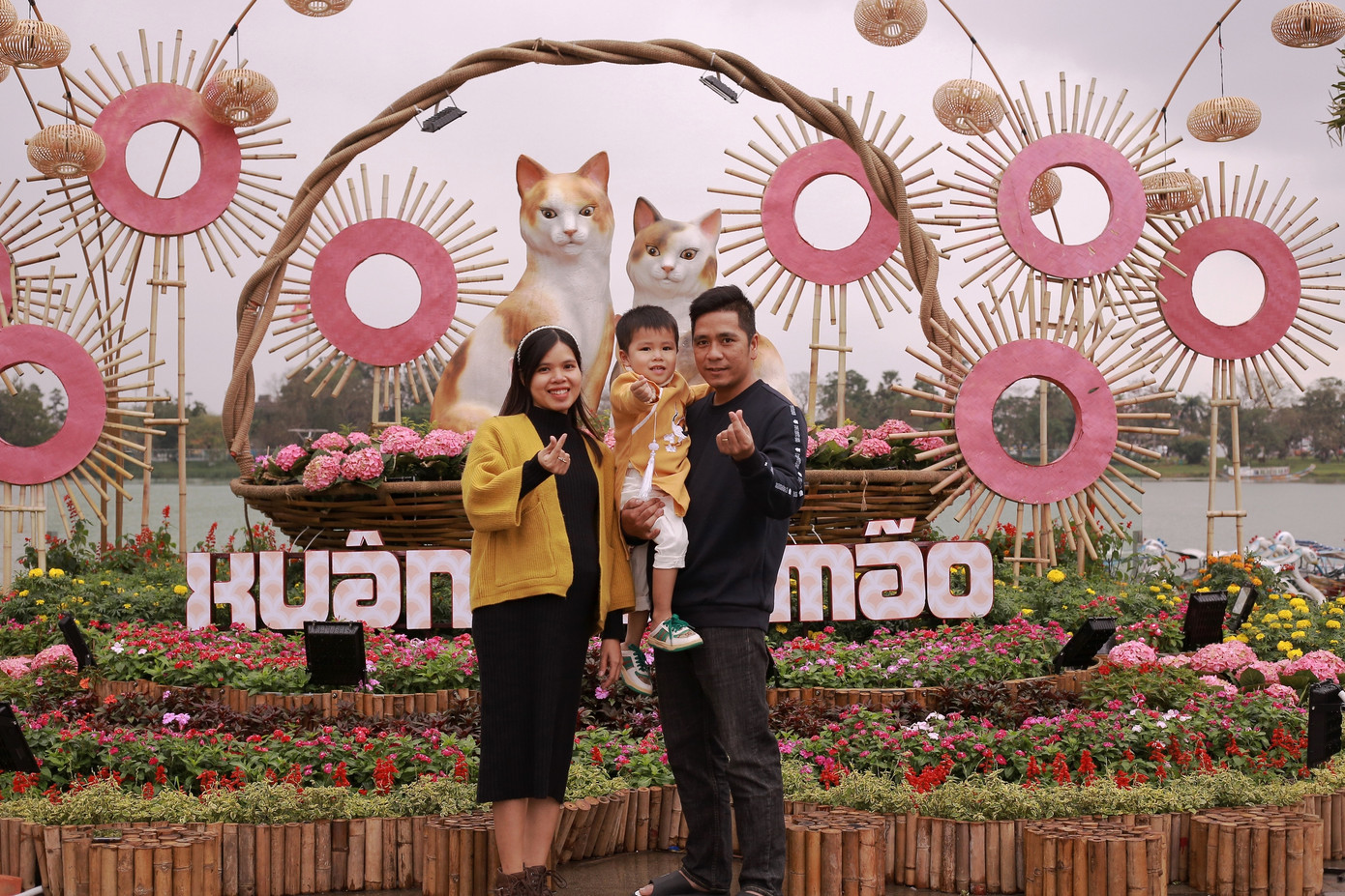 Đến chụp ảnh lưu niệm tại cụm hình tượng mèo đặt tại công viên Huế, anh Lê Công Dưỡng (huyện Quảng Điền, tỉnh TT-Huế) chia sẻ: “Khi biết tại công viên trước UBND tỉnh vừa đặt hình tượng gia đình nhà mèo trước thềm Tết Quý Mão, gia đình tôi tranh thủ ra đây chụp vài tấm hình lưu niệm. Nhìn chung, tôi thấy cụm hình tượng mèo năm nay tại Huế rất dễ thương, ấm áp, thể hiện tình cảm gia đình gắn bó keo sơn”. Đến chụp ảnh lưu niệm tại cụm hình tượng mèo đặt tại công viên Huế, anh Lê Công Dưỡng (huyện Quảng Điền, tỉnh TT-Huế) chia sẻ: “Khi biết tại công viên trước UBND tỉnh vừa đặt hình tượng gia đình nhà mèo trước thềm Tết Quý Mão, gia đình tôi tranh thủ ra đây chụp vài tấm hình lưu niệm. Nhìn chung, tôi thấy cụm hình tượng mèo năm nay tại Huế rất dễ thương, ấm áp, thể hiện tình cảm gia đình gắn bó keo sơn”.