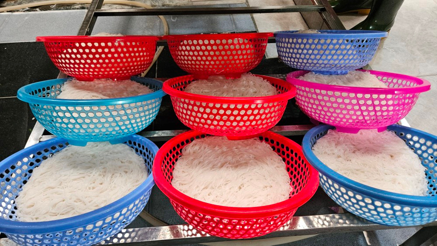 Trong đặc sản bún bò xứ Huế nức tiếng, sản phẩm bún Vân Cù là nguyên liệu được dùng khá phổ biến tại nhiều nhà hàng, quán ăn để tạo nên những bát bún thơm ngon, bắt mắt. Bún Vân Cù có sợi mịn, màu trắng trong, bề mặt bóng, khi ăn không chua mà thơm mùi bột, không bở cũng không quá dai. Hiện mỗi ngày, các cơ sở sản xuất tại Vân Cù cung cấp cho thị trường khắp TP Huế hàng chục tấn sản phẩm bún các loại. Mỗi hộ sản xuất bình quân từ 2-3 tạ bún.