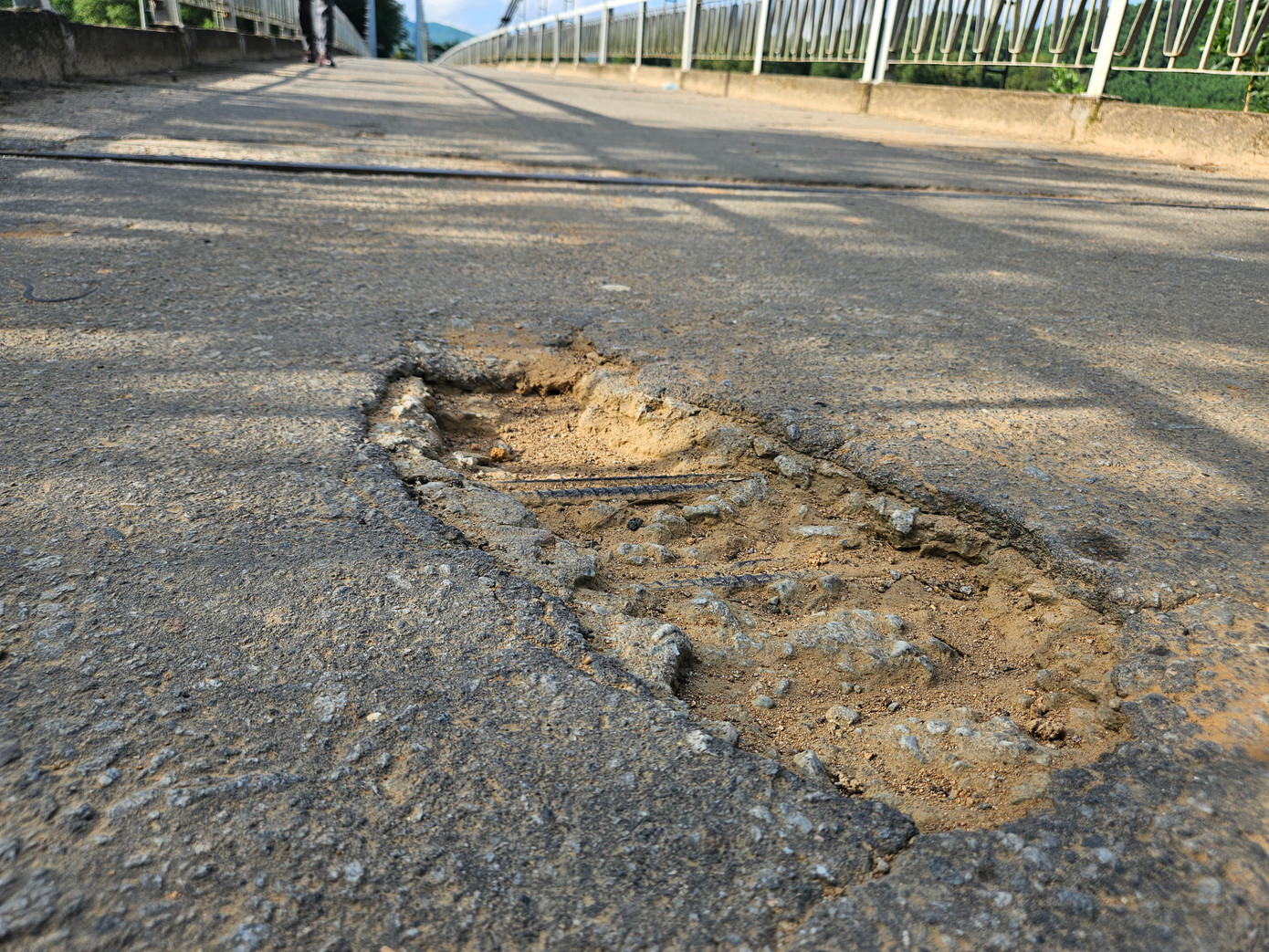 Mặt cầu trơ cả lõi sắt.