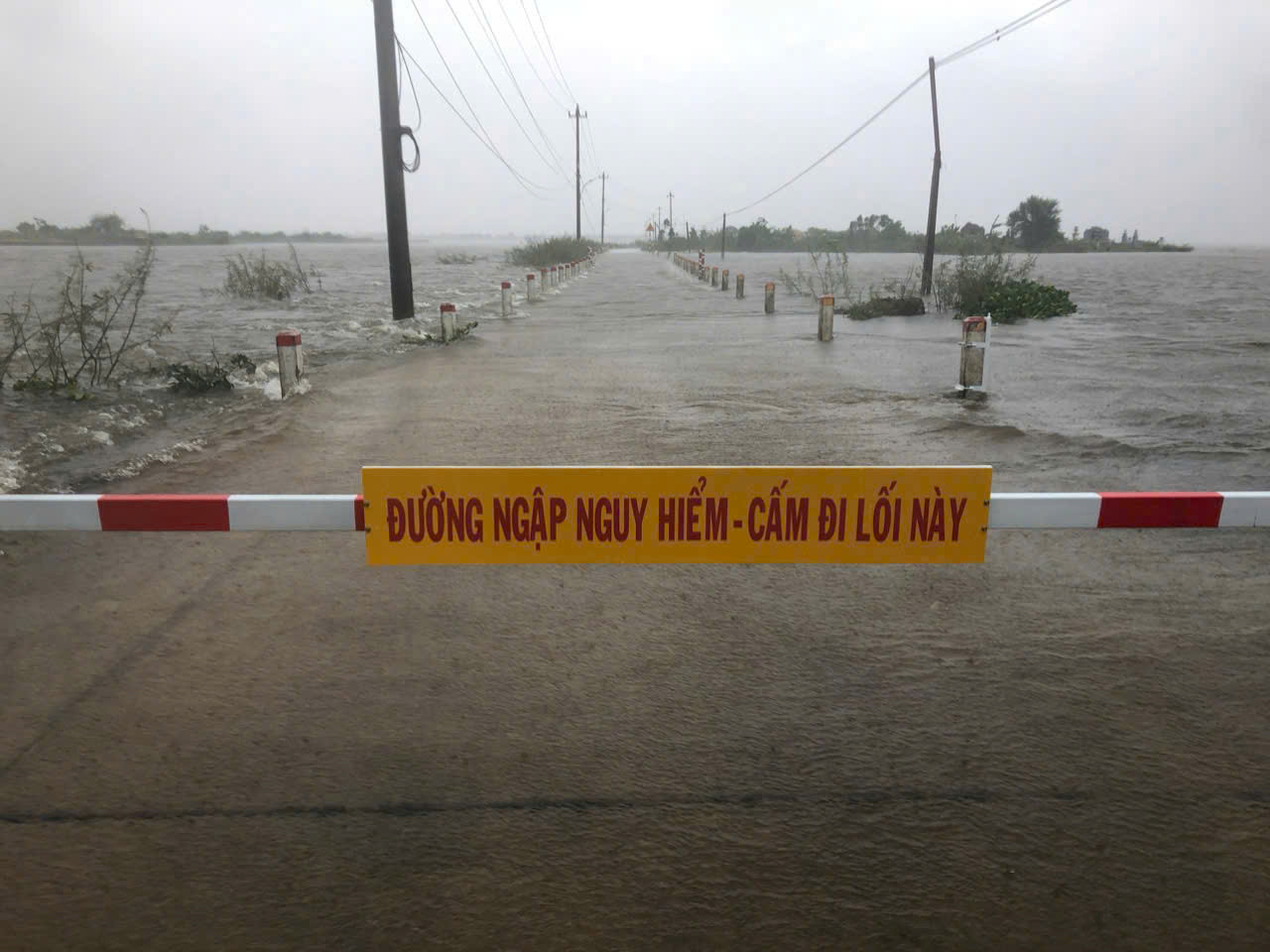 Mưa lớn tiếp tục gây nguy cơ ngập lụt tại nhiều địa phương ở TT-Huế.