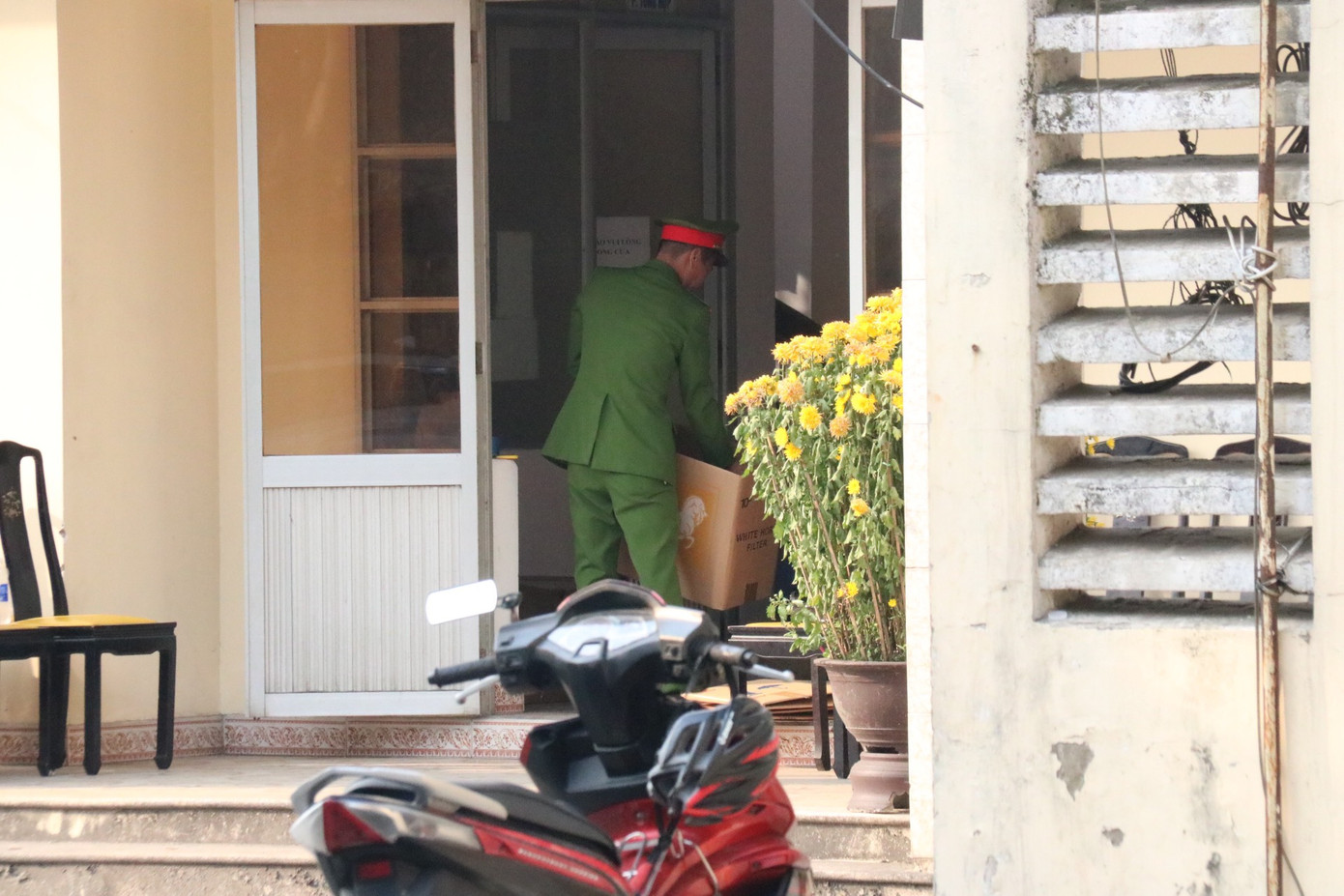 Công an thu giữ các hồ sơ, tài liệu phục vụ công tác điều tra.